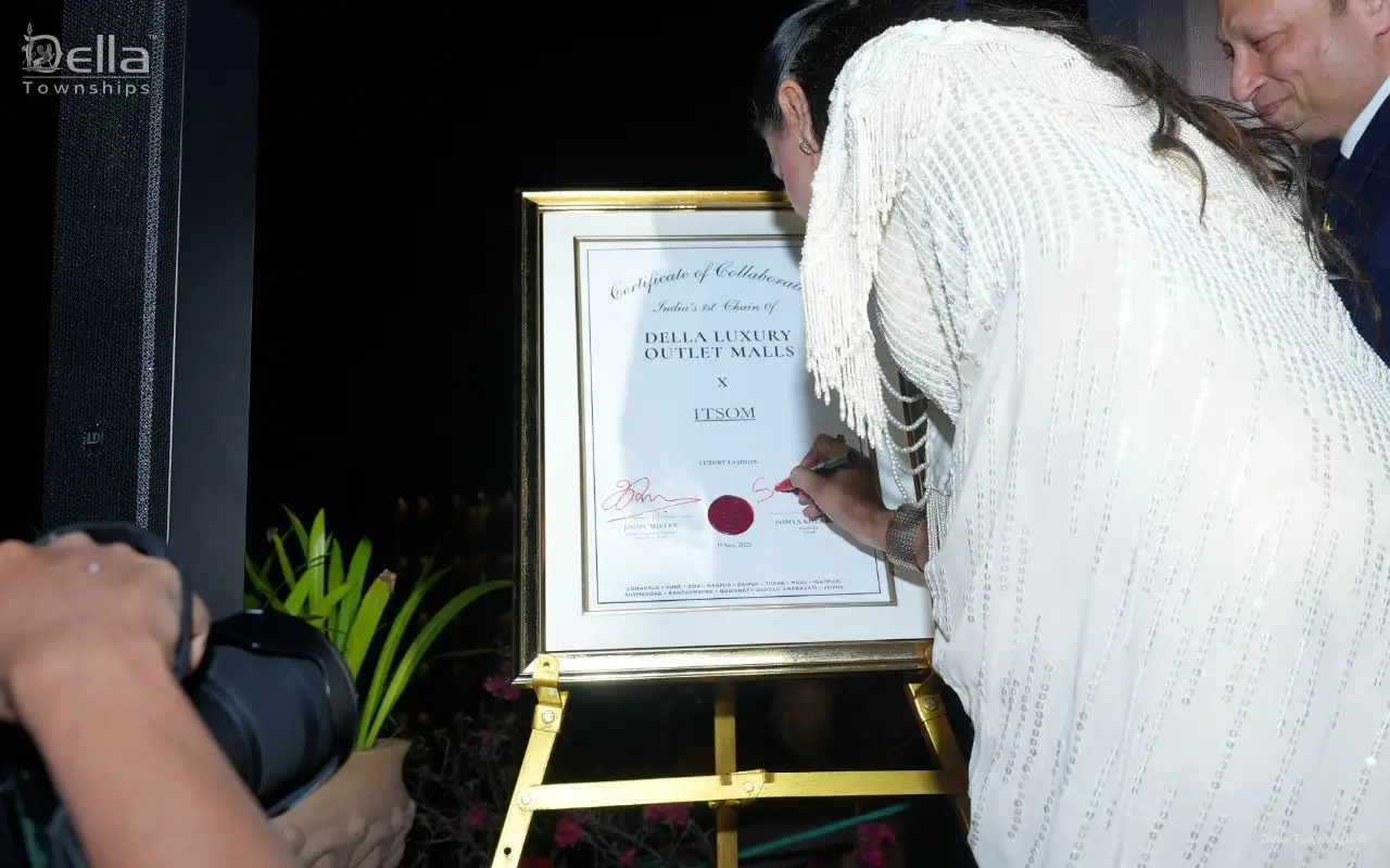 Brand collaboration certificate between Della Townships Design District and ITSom Luxury Fashion Delhi at launch event