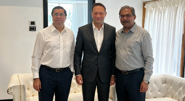 Dr. D.N. Singh, IIT Bombay, and Jimmy Mistry, CMD Della Townships India, at the IITB-Della Townships collaboration
